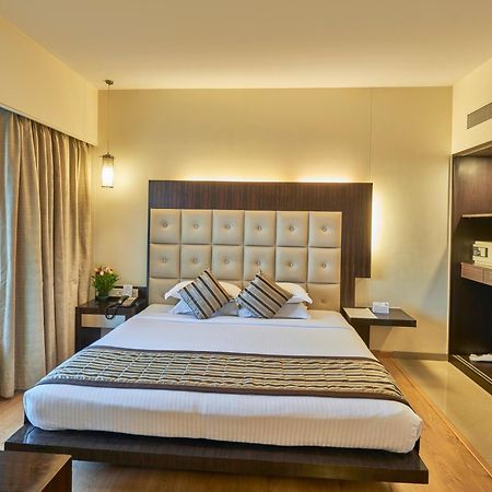 Krishna Palace Hotel Мумбай Екстериор снимка