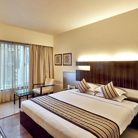 Krishna Palace Hotel Мумбай Екстериор снимка