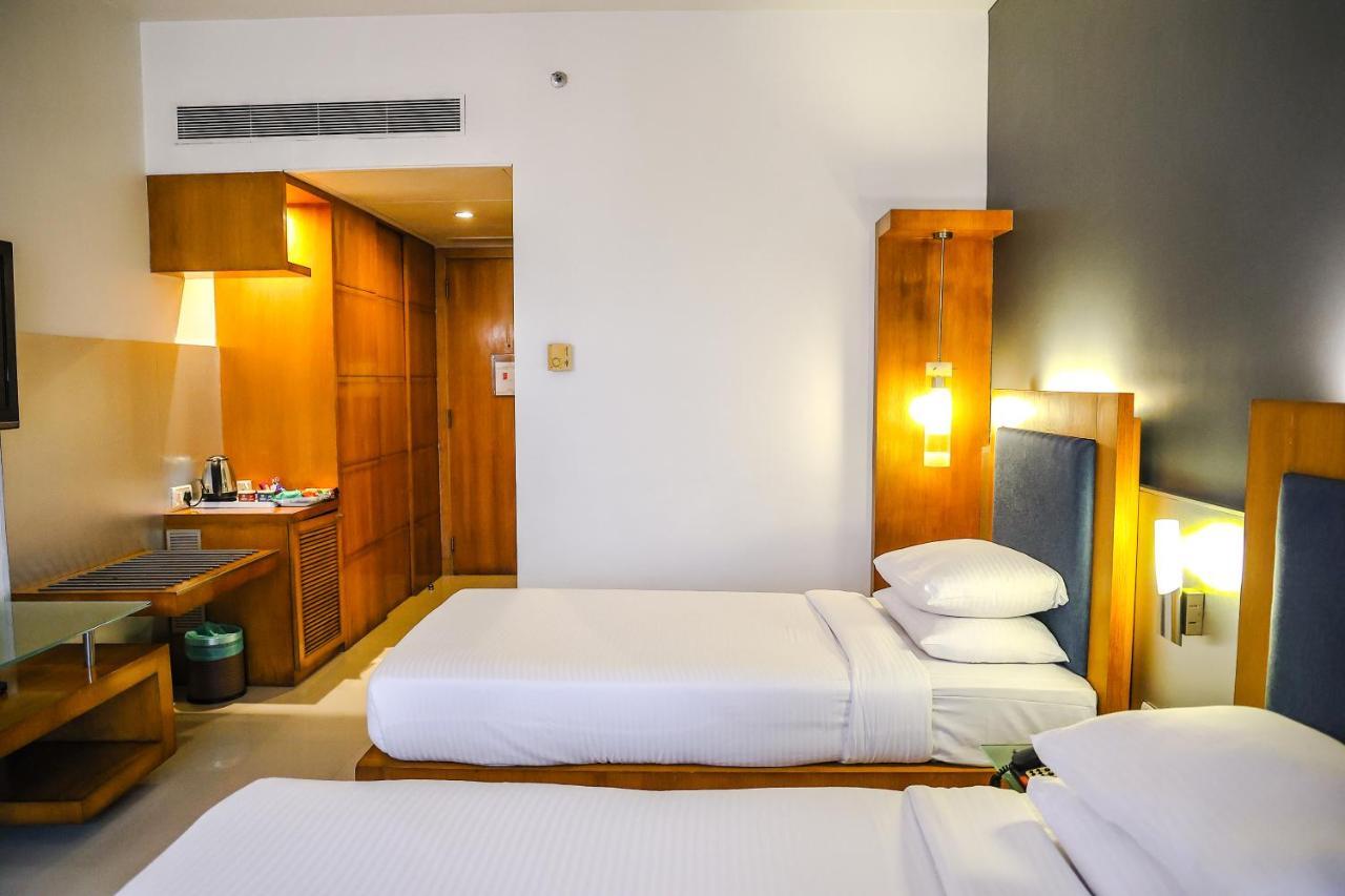 Krishna Palace Hotel Мумбай Екстериор снимка