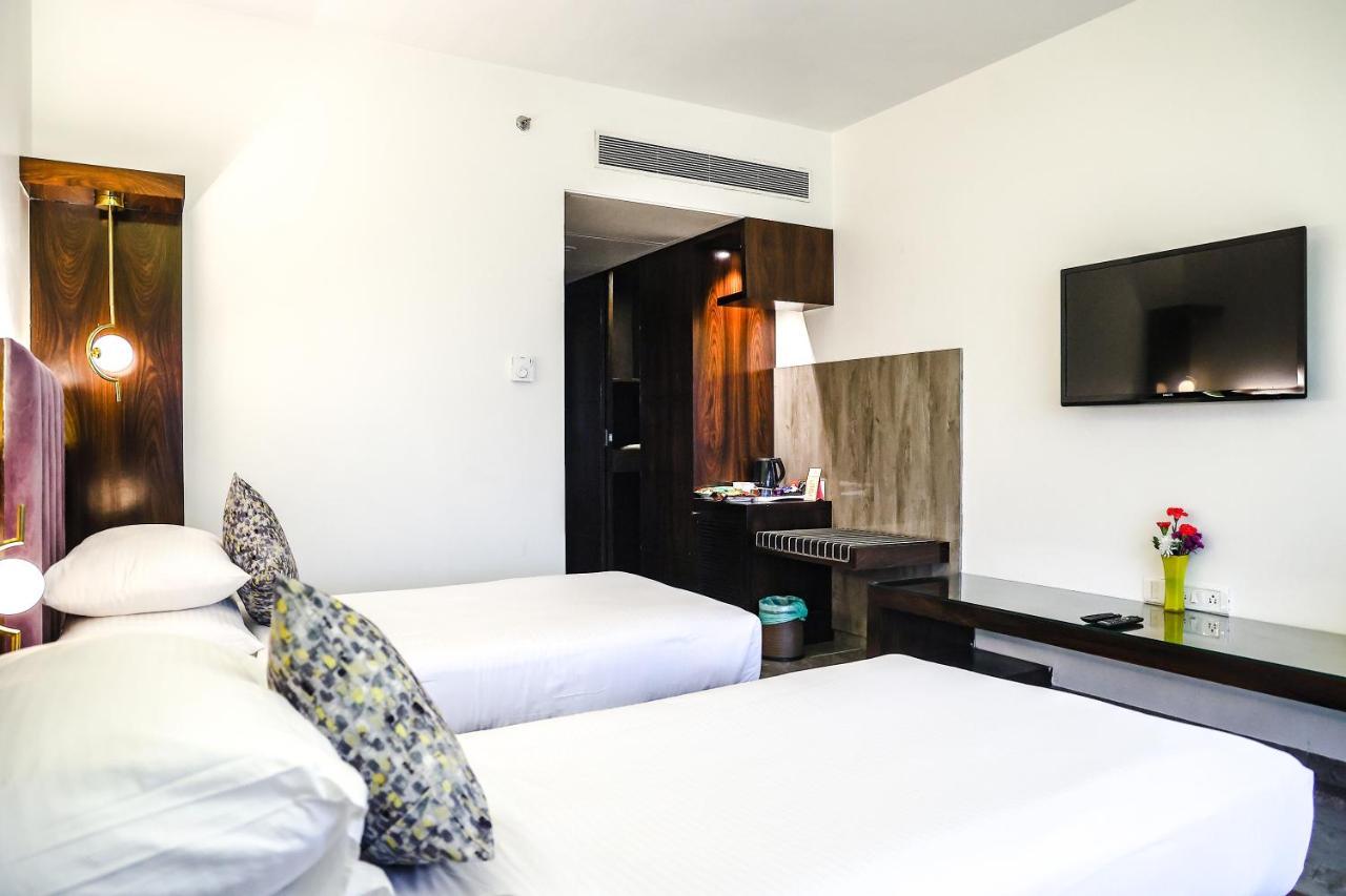 Krishna Palace Hotel Мумбай Екстериор снимка