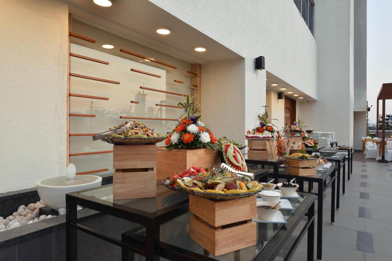 Krishna Palace Hotel Мумбай Екстериор снимка