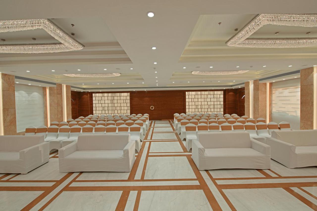 Krishna Palace Hotel Мумбай Екстериор снимка