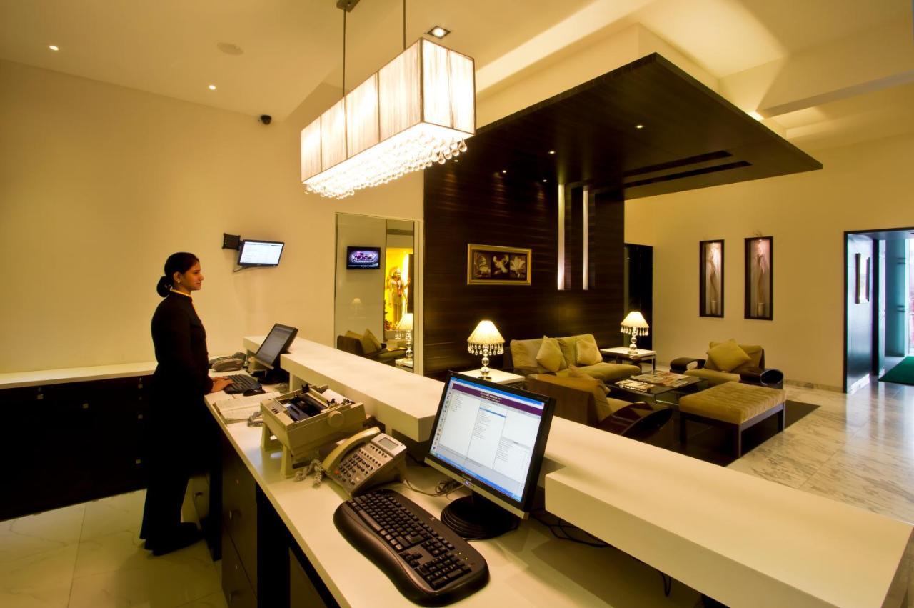 Krishna Palace Hotel Мумбай Екстериор снимка