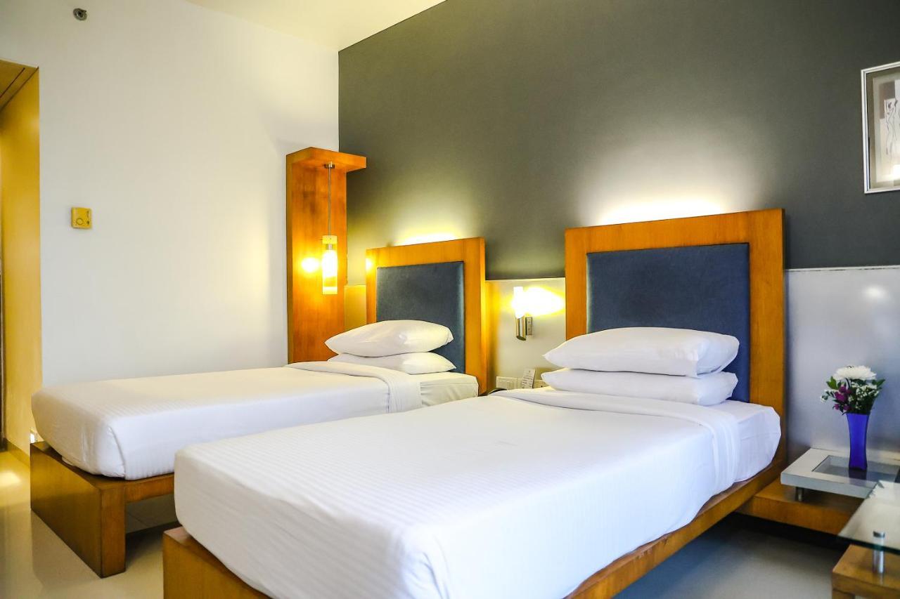 Krishna Palace Hotel Мумбай Екстериор снимка
