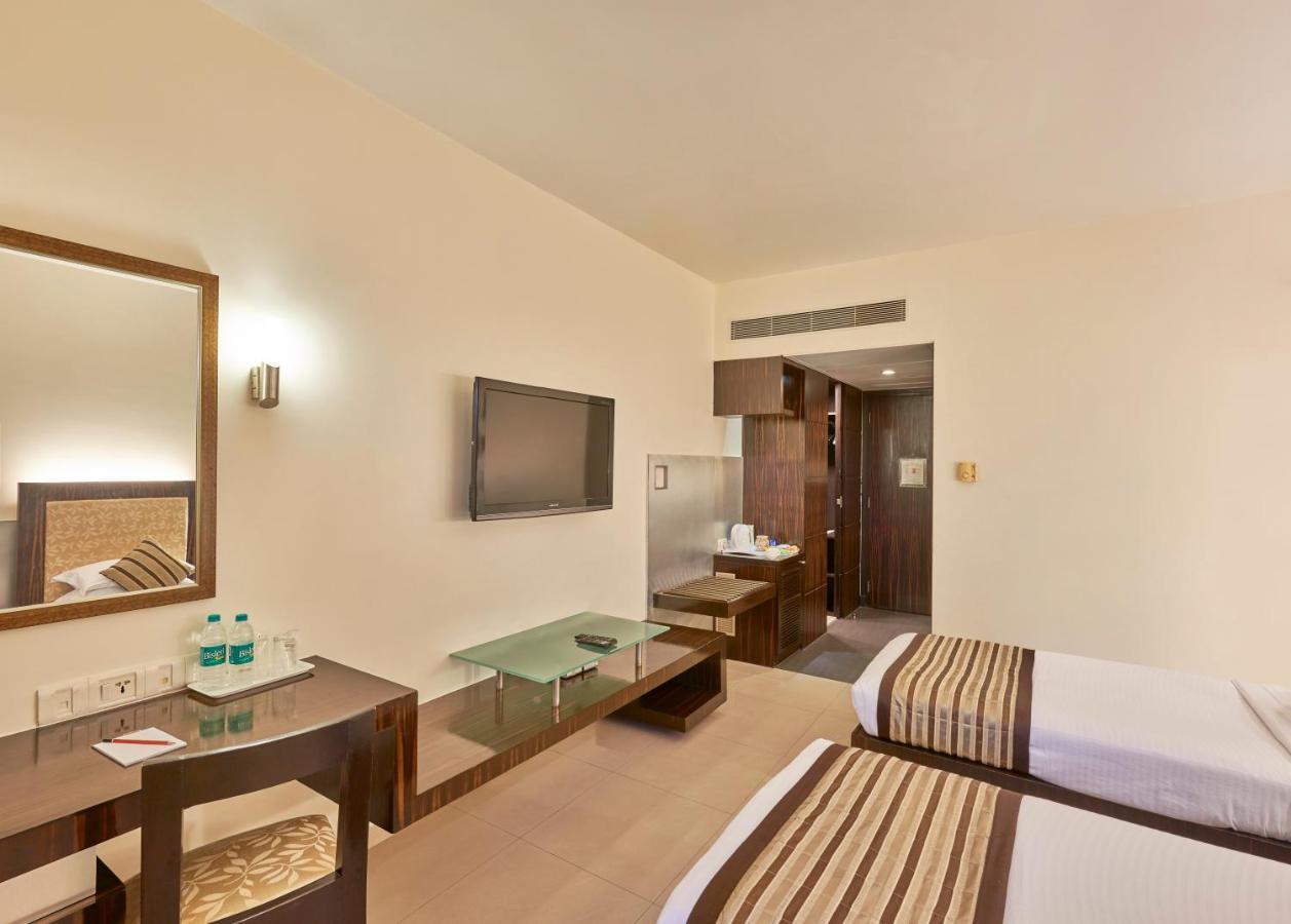 Krishna Palace Hotel Мумбай Екстериор снимка