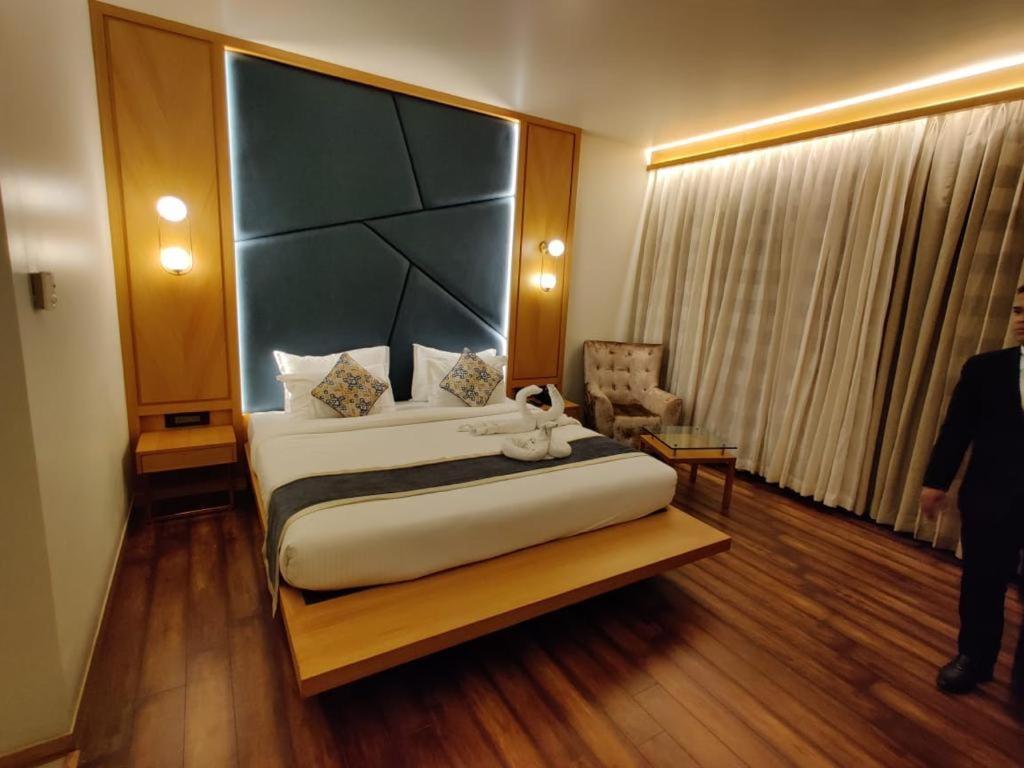 Krishna Palace Hotel Мумбай Екстериор снимка
