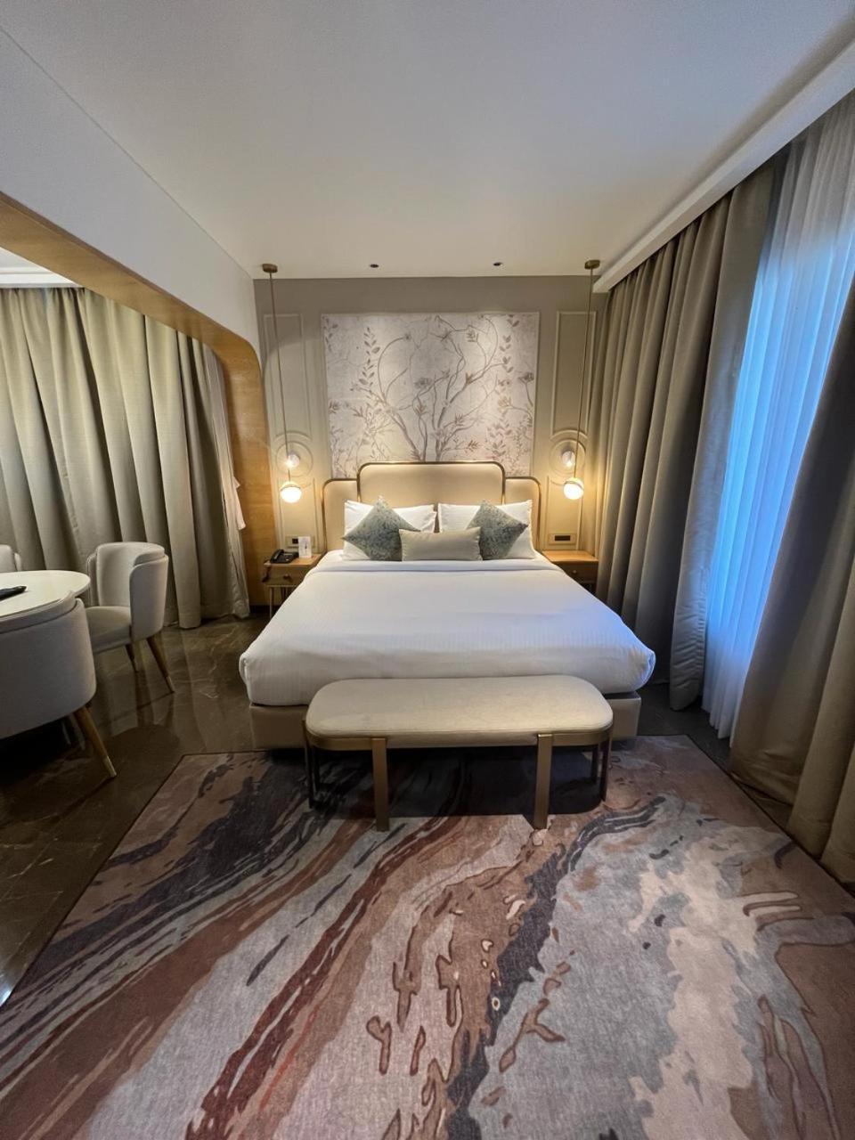 Krishna Palace Hotel Мумбай Екстериор снимка