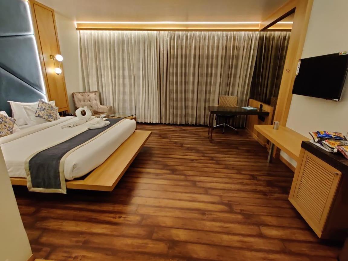 Krishna Palace Hotel Мумбай Екстериор снимка