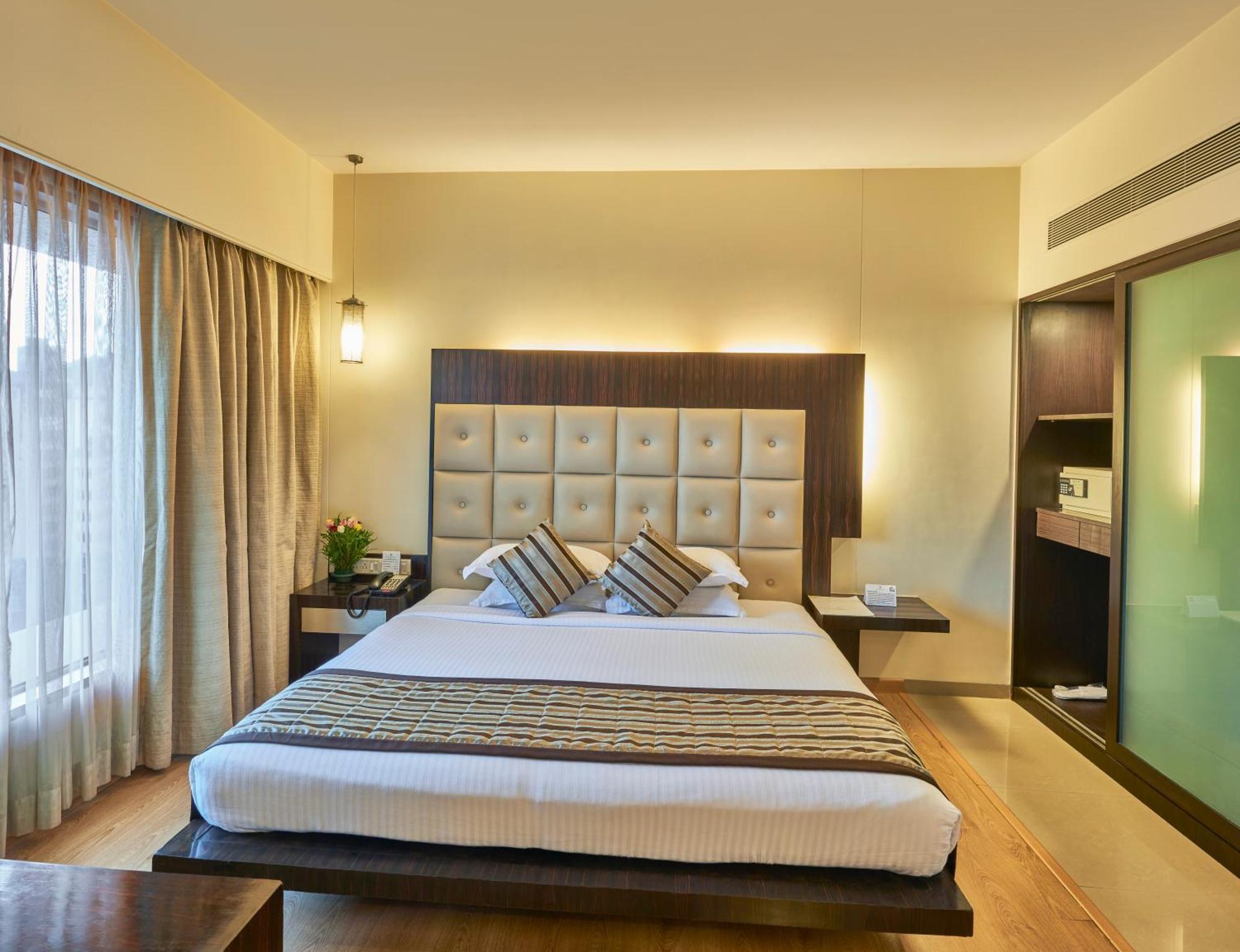 Krishna Palace Hotel Мумбай Екстериор снимка