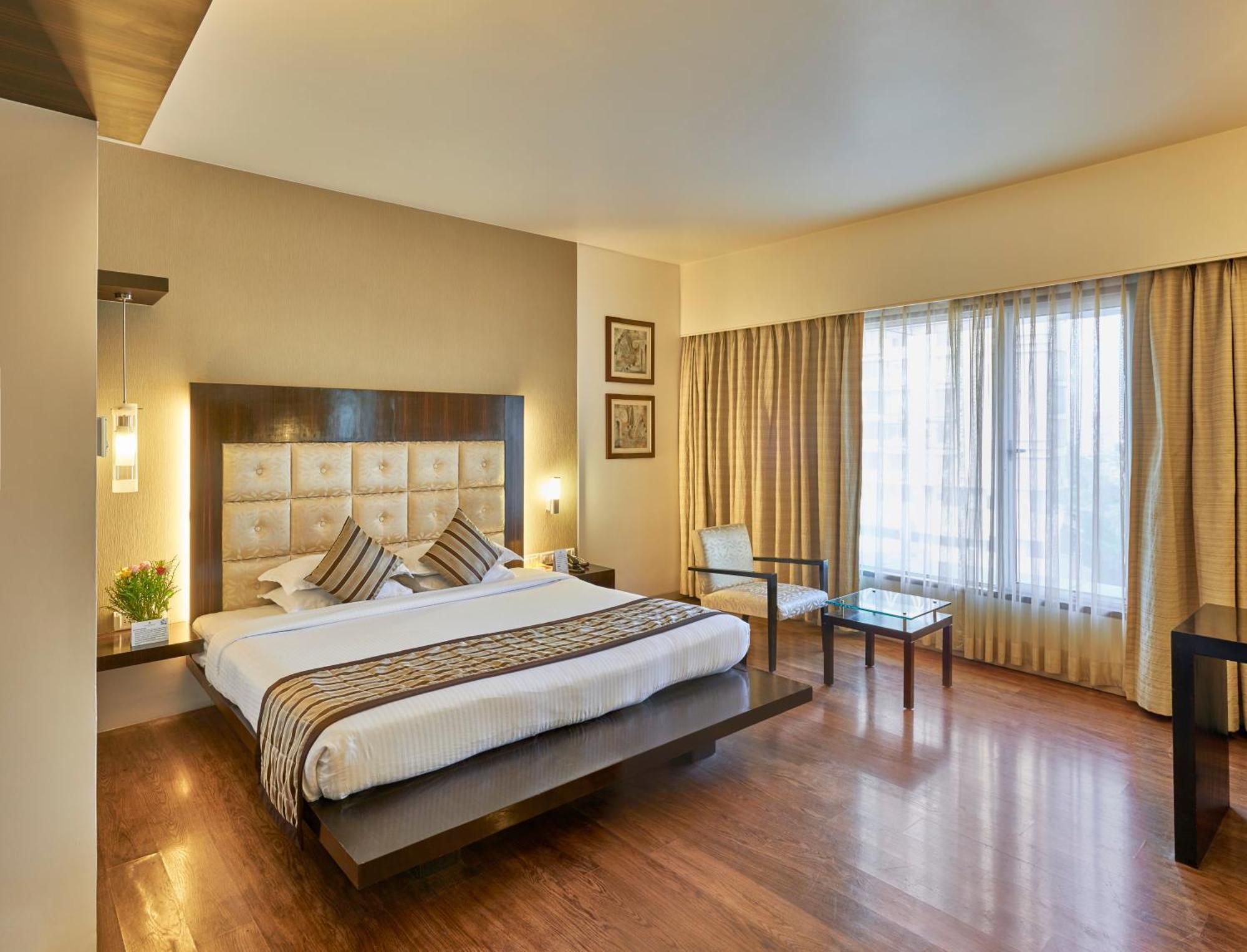 Krishna Palace Hotel Мумбай Екстериор снимка